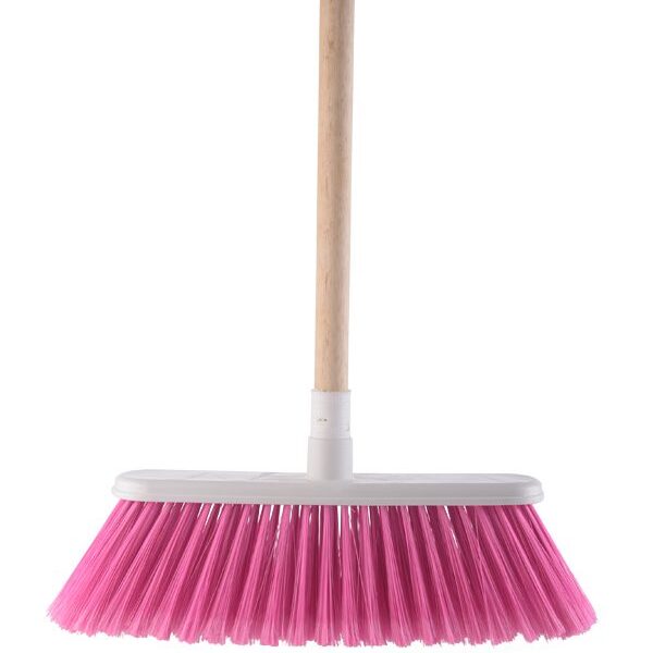 ESCOBA SUAVE CON CABO DE MADERA